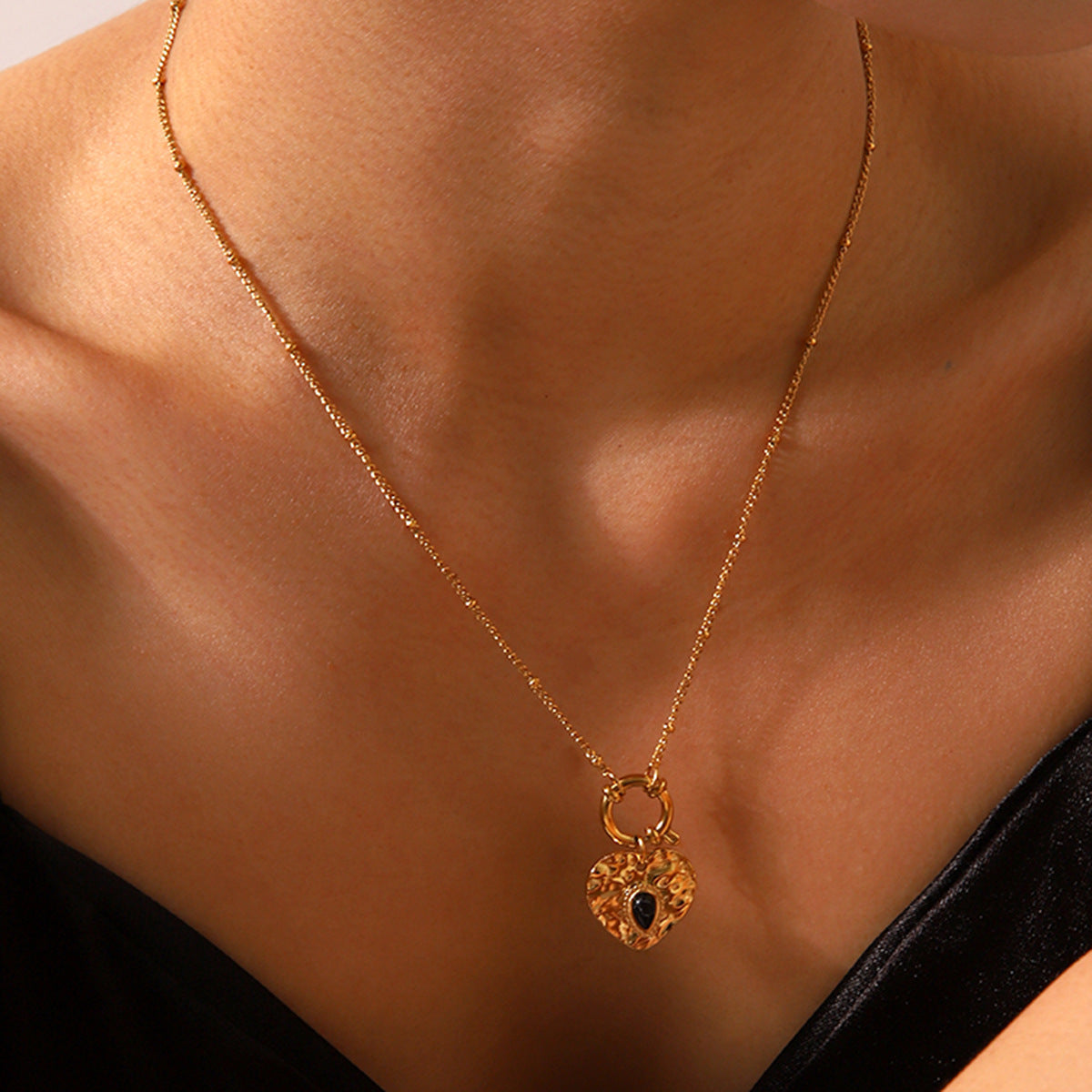 Collier Femme Style Vintage Court à Cœur en Acier Titane - Style Français