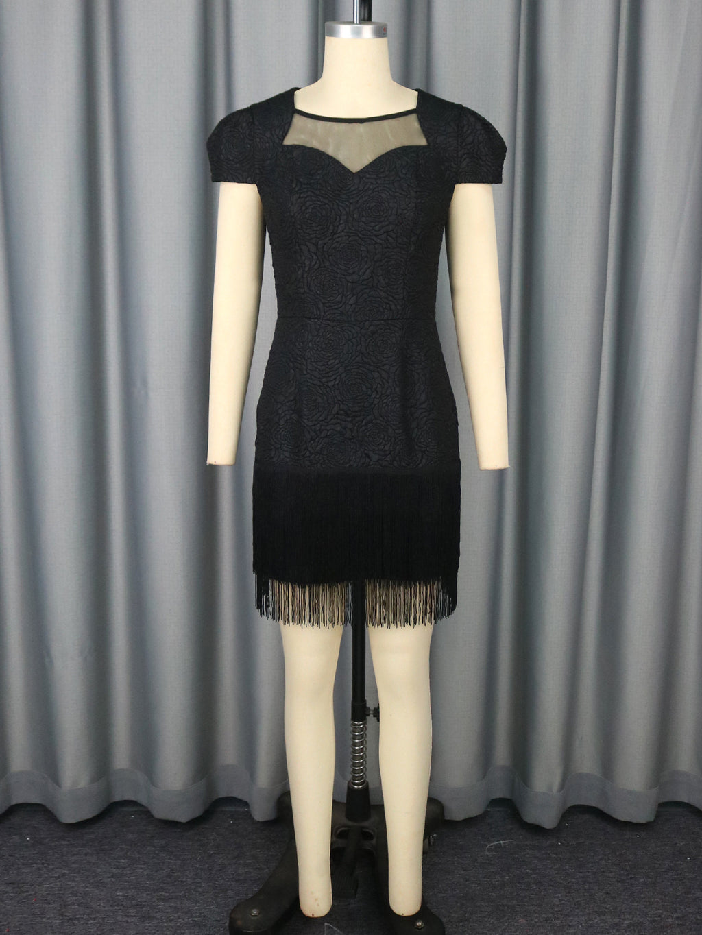 Robe Noire en Dentelle Ajourée Col Rond