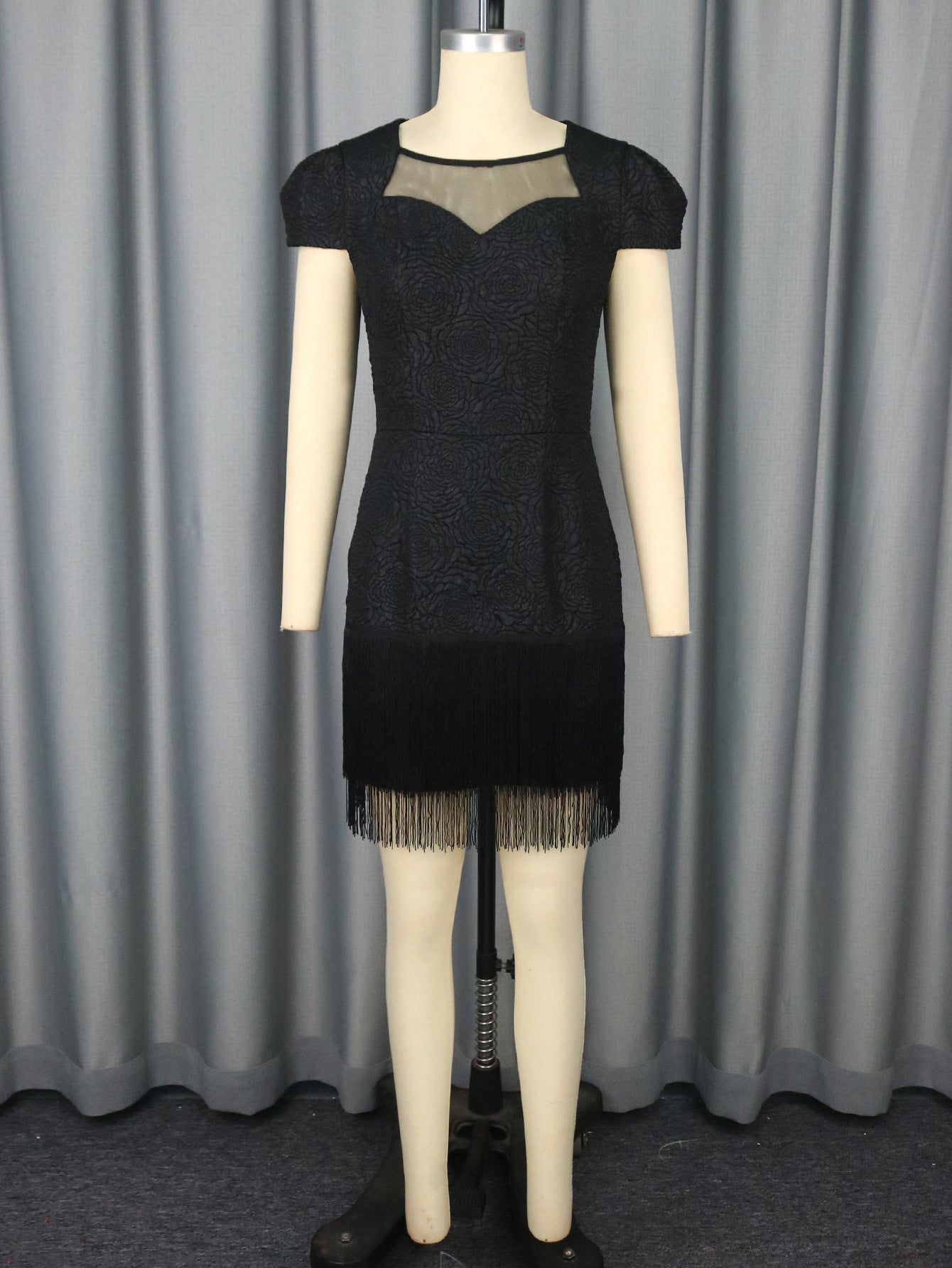 Robe Noire en Dentelle Ajourée Col Rond