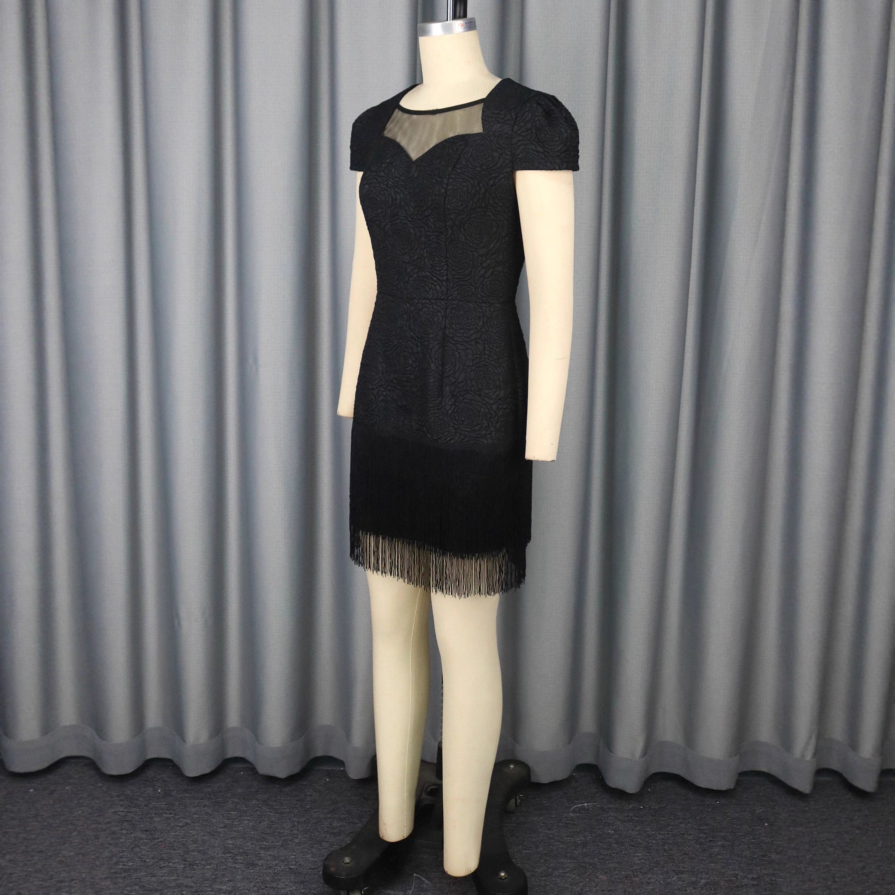 Robe Noire en Dentelle Ajourée Col Rond