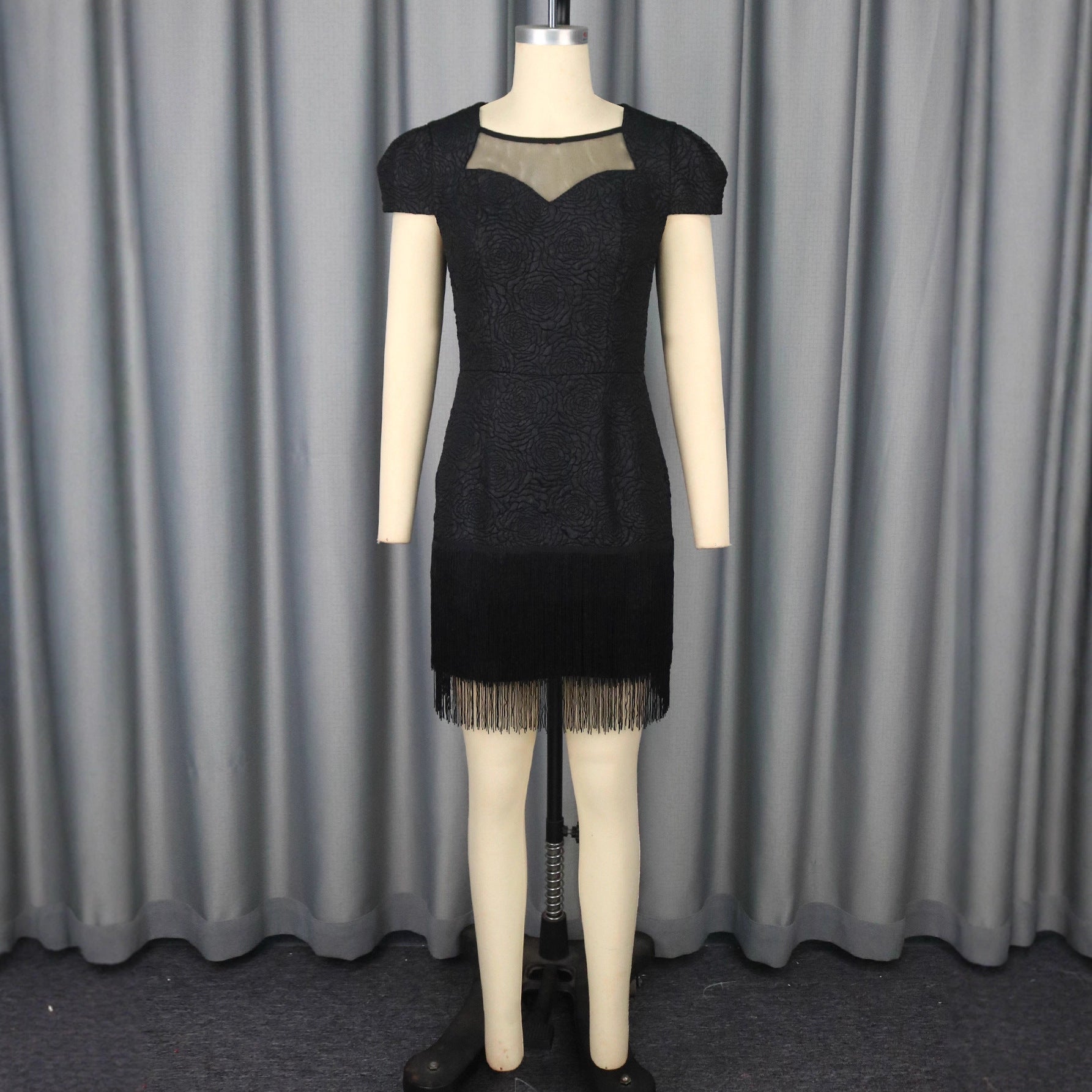 Robe Noire en Dentelle Ajourée Col Rond