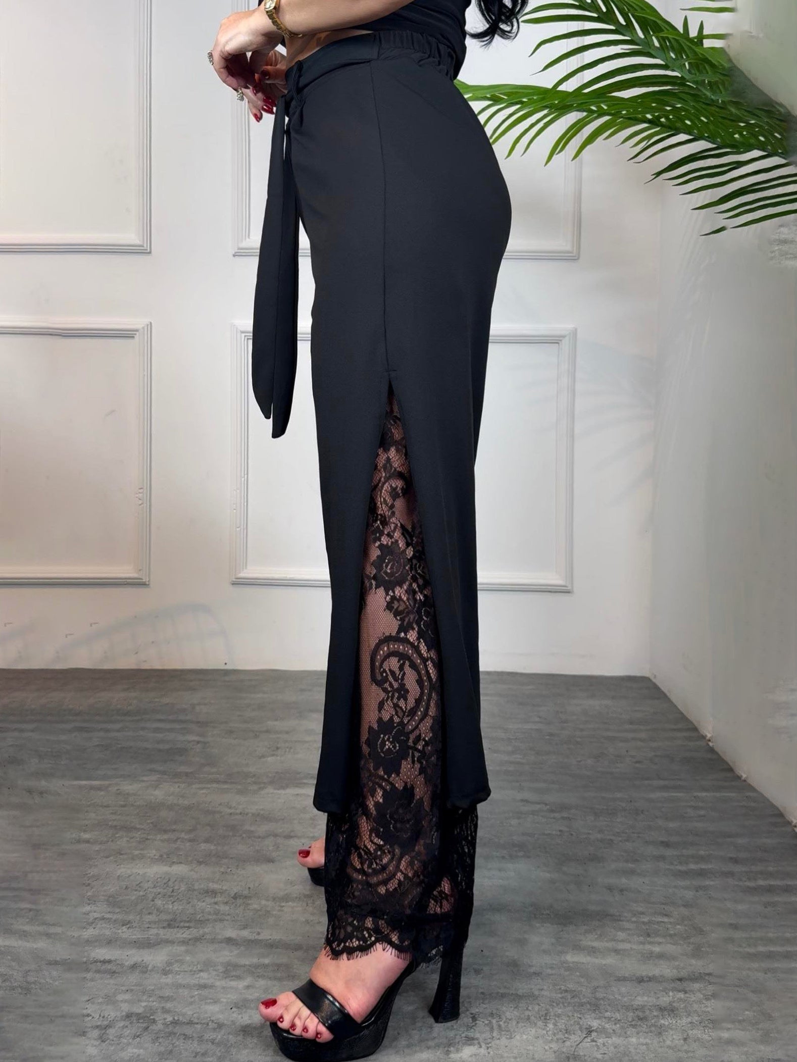 Pantalon noir à laçage et empiècements dentelle