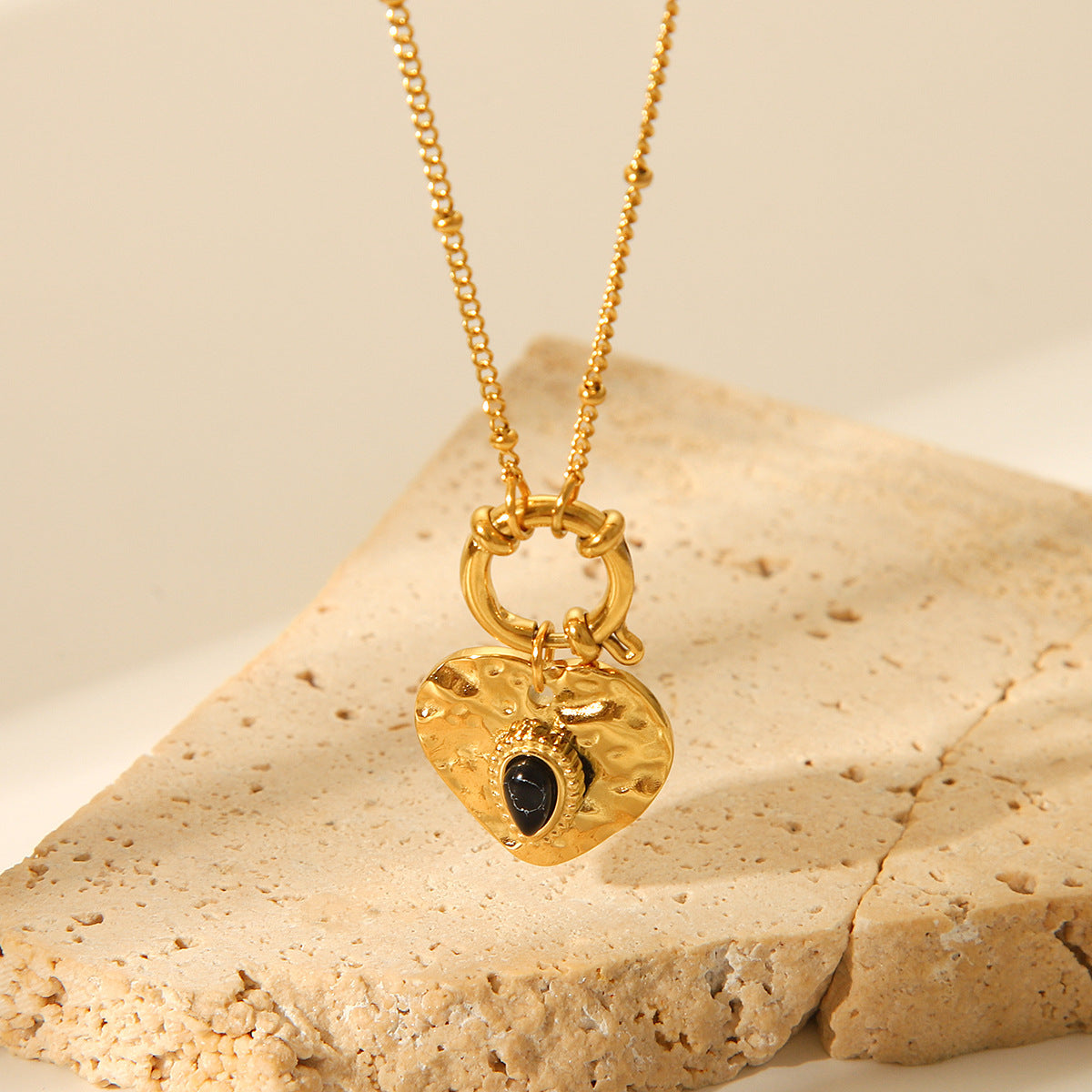 Collier Femme Style Vintage Court à Cœur en Acier Titane - Style Français